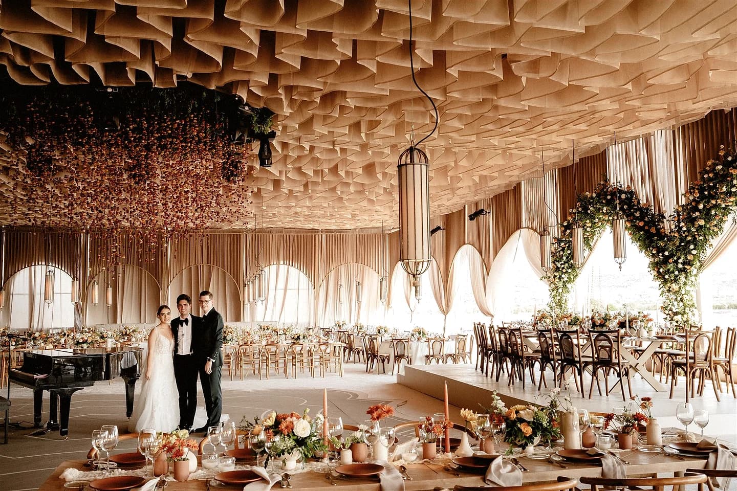Pareja en salón con producción floral y piano