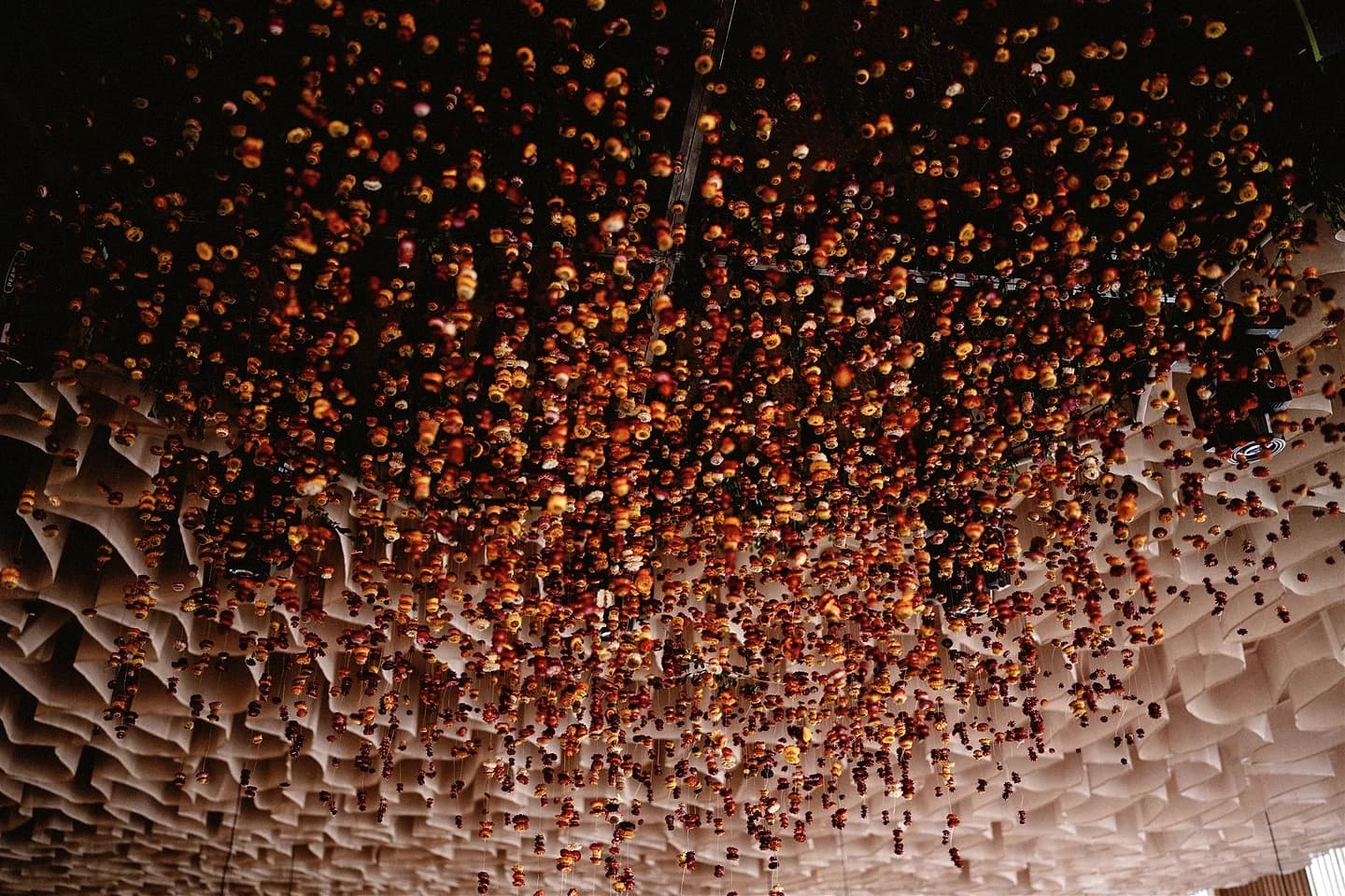 Instalación floral suspendida con atmósfera teatral