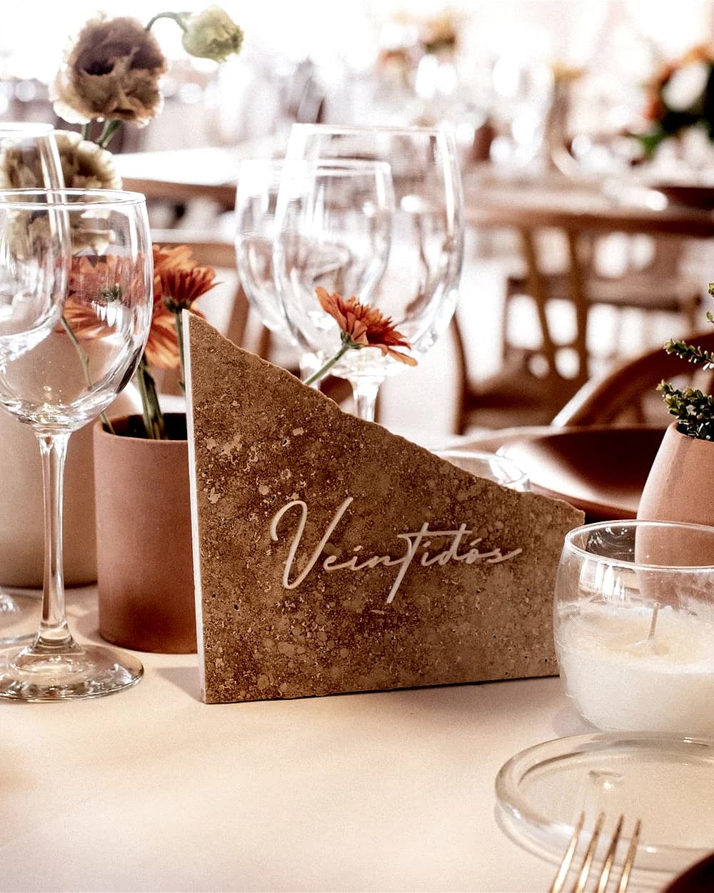 Detalle de menú, vajilla y texturas naturales en una mesa de boda