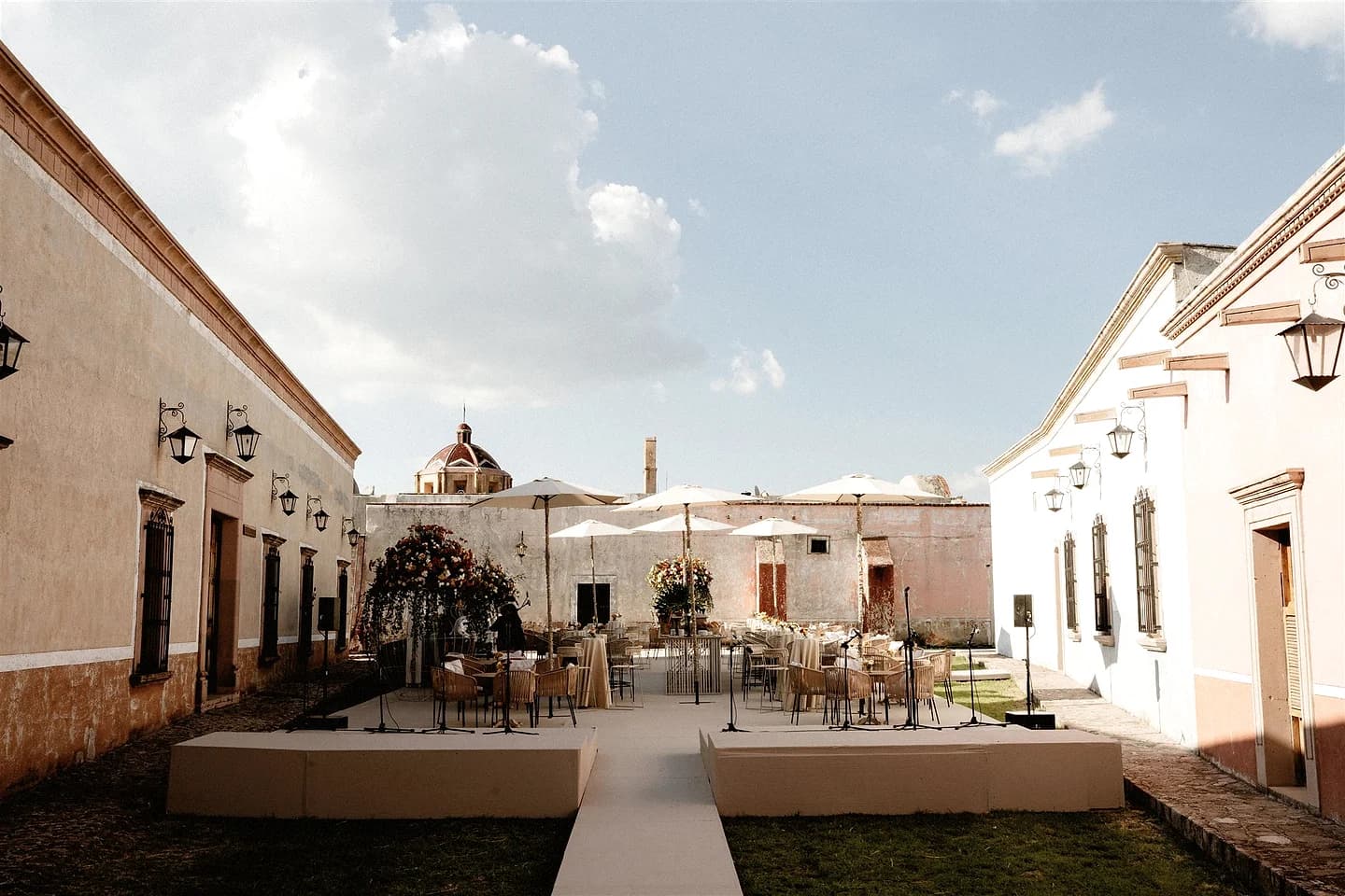 Patio de venue histórico preparado para una celebración